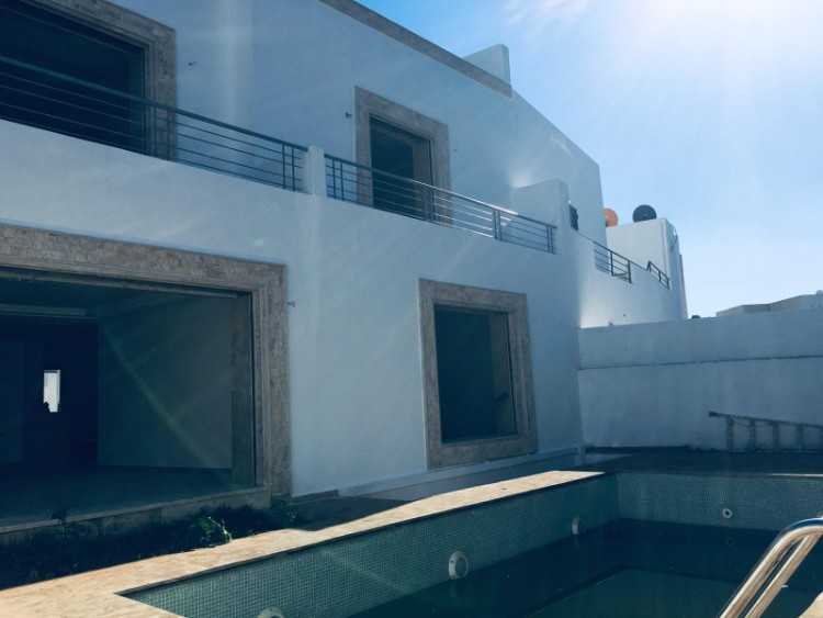 Villa à vendre à bouskoura semi fini 670 m²