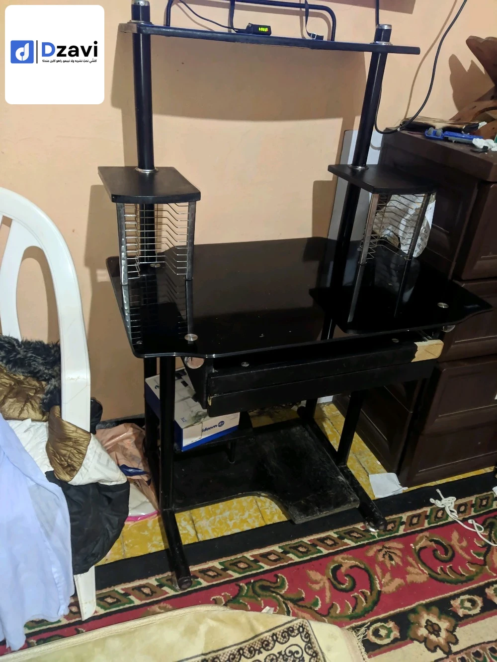 .اسود مع سطح زجاجي