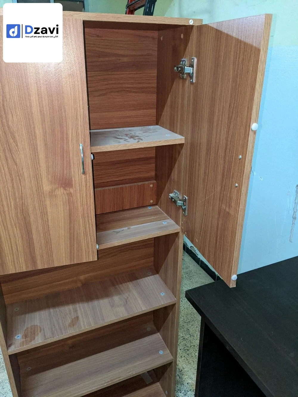 un bureau avec l'armoire en très bon état