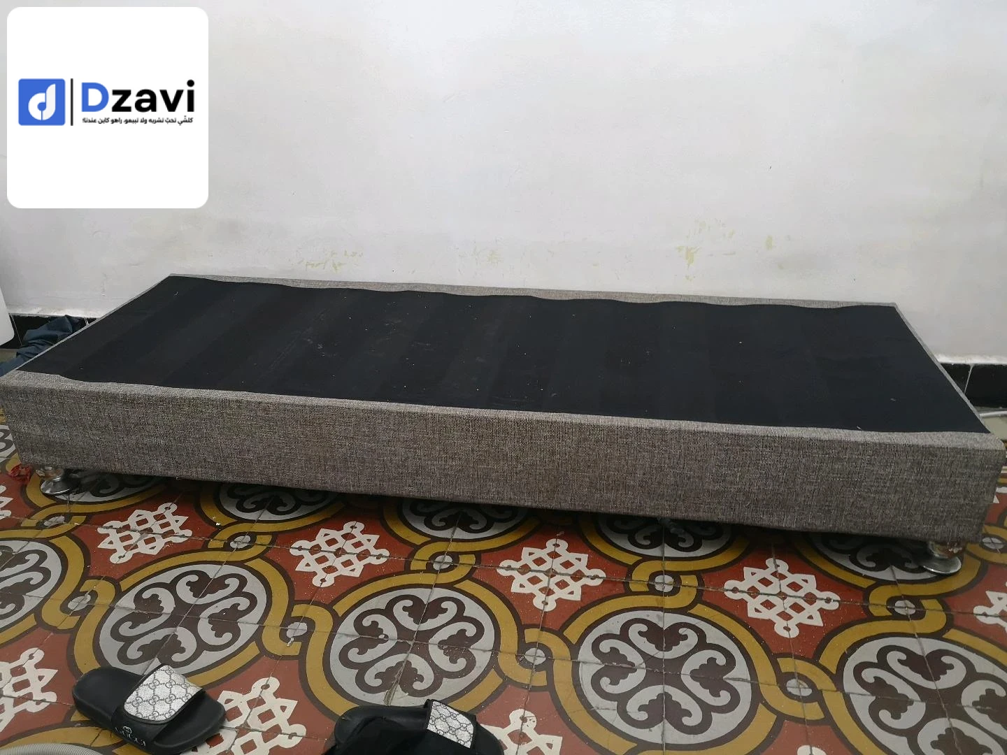 غرفة نوم مكونة من خزانة، سرير، 2 طابل دو نوي، 2 كنابي في حالة جيدة بسعر جد معقول، يرجى الاتصال..