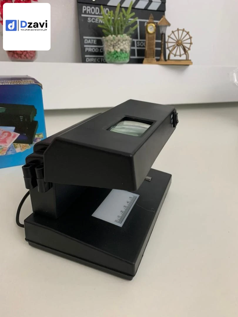 Alimentation : 220 V 50~60 Hz m110 V 50~60 Hz Consommation électrique : < 10 W Taille : 190 x 130 x 140 mm Il dispose de 2 types de lumières : la lumière UV, la lumière blanche et pour vérifier tout type de documents et de notes. Ayant un tube UV de marqu
