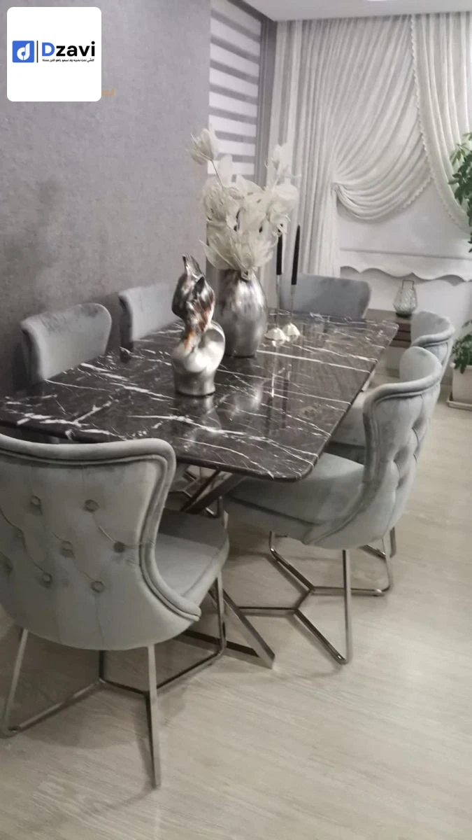* تصميم أنيق ورياضي: يجمع بين اللمسة الفاخرة والطابع الرياضي. * مادة متينة: مصنوع من الأكريليك القوي والسهل التنظيف. * شكل مخصص: يمكن تخصيصه بشعار أو رمز لفريقك المفضل. * استخدامات متعددة: لإطارات الصور، الشهادات، أو كهدية. * مناسب لمختلف الأماكن: المنزل،