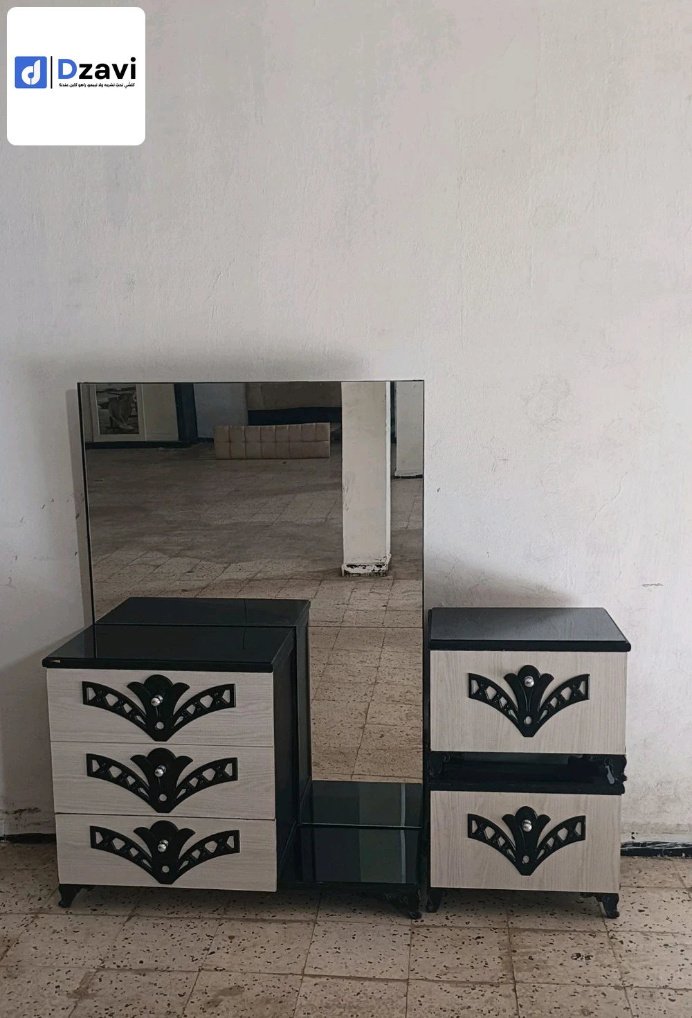 - Armoir 3 port collisant ( 210-215cm ) - lit avec sommier ( 180-160cm ) - 2 table de Nuit - coiffuse - table en Verre - cadre Quran