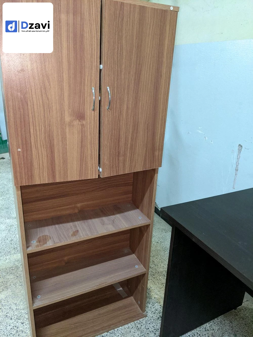 un bureau avec l'armoire en très bon état