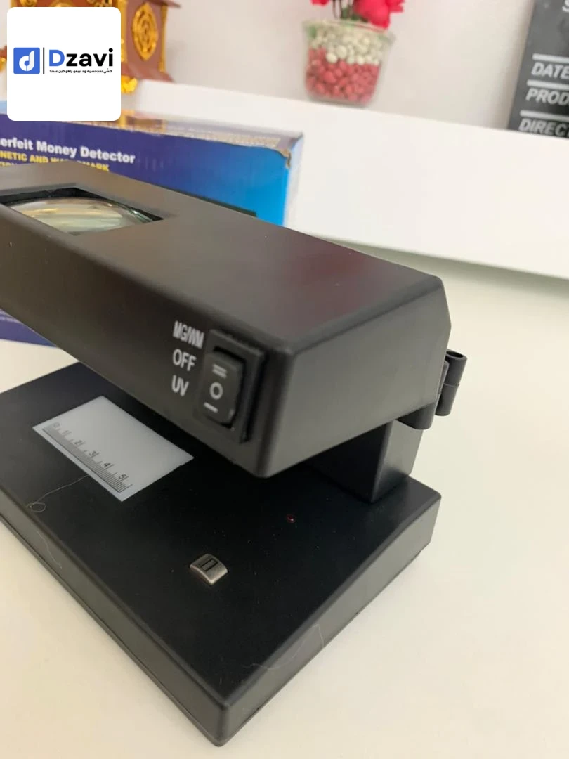 Alimentation : 220 V 50~60 Hz m110 V 50~60 Hz Consommation électrique : < 10 W Taille : 190 x 130 x 140 mm Il dispose de 2 types de lumières : la lumière UV, la lumière blanche et pour vérifier tout type de documents et de notes. Ayant un tube UV de marqu