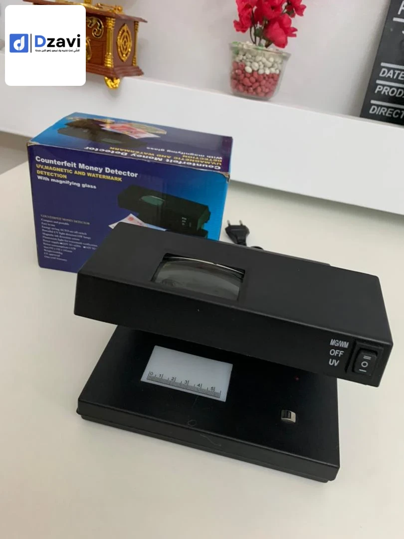 Alimentation : 220 V 50~60 Hz m110 V 50~60 Hz Consommation électrique : < 10 W Taille : 190 x 130 x 140 mm Il dispose de 2 types de lumières : la lumière UV, la lumière blanche et pour vérifier tout type de documents et de notes. Ayant un tube UV de marqu