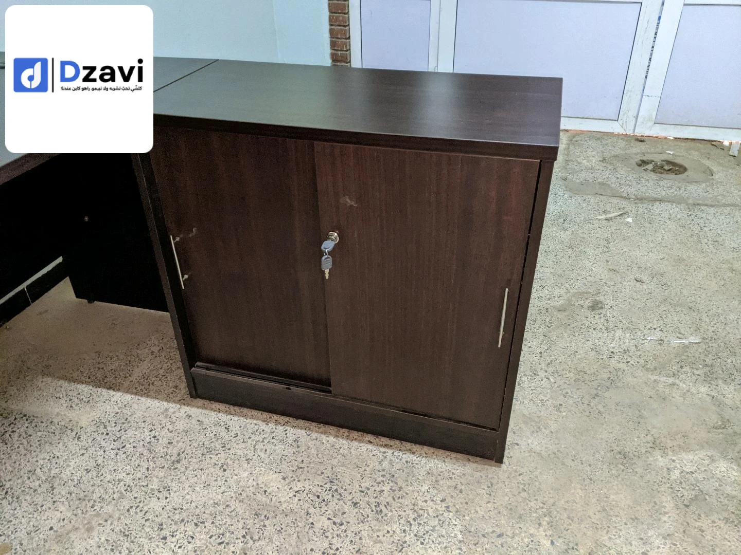 un bureau avec l'armoire en très bon état