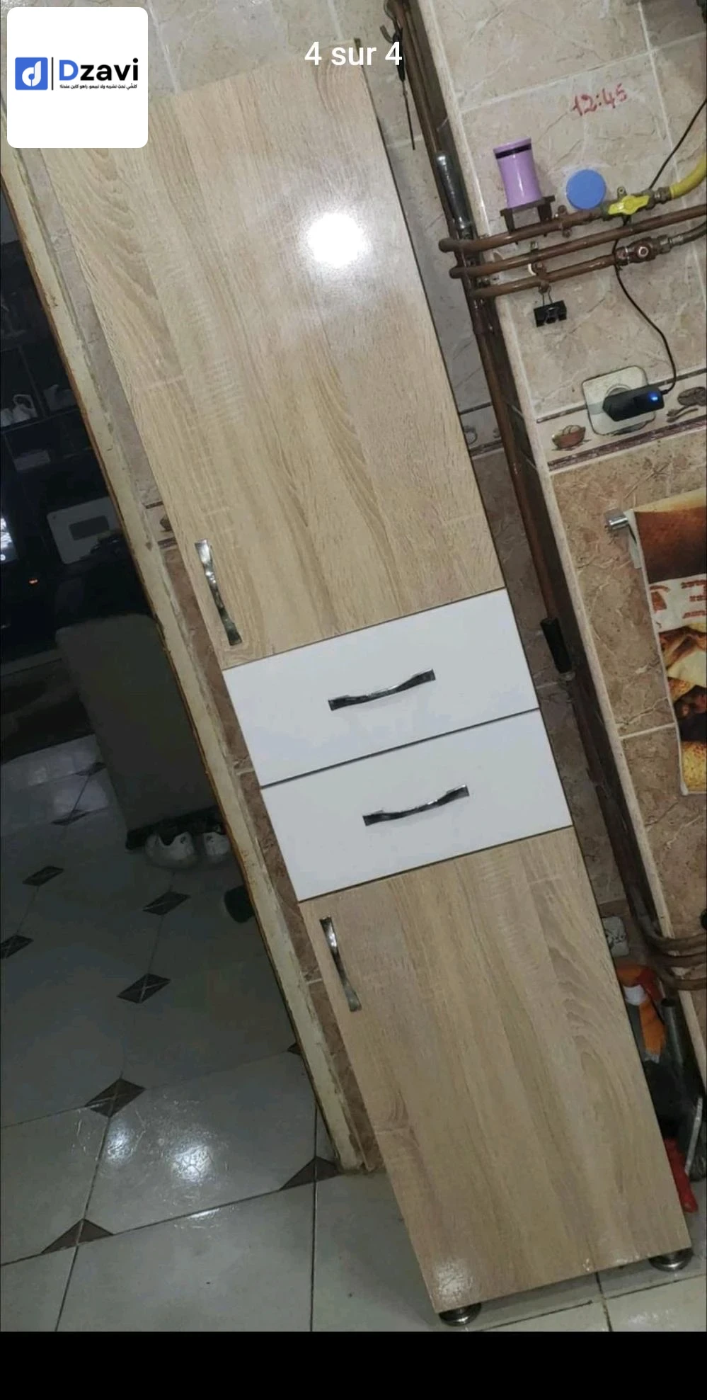 * تصميم أنيق ورياضي: يجمع بين اللمسة الفاخرة والطابع الرياضي. * مادة متينة: مصنوع من الأكريليك القوي والسهل التنظيف. * شكل مخصص: يمكن تخصيصه بشعار أو رمز لفريقك المفضل. * استخدامات متعددة: لإطارات الصور، الشهادات، أو كهدية. * مناسب لمختلف الأماكن: المنزل،