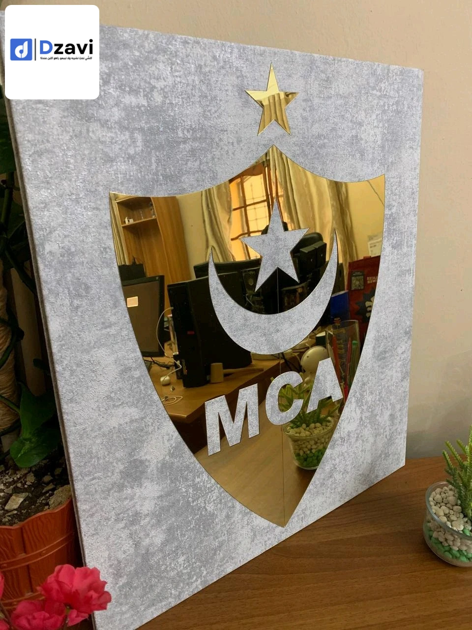 * تصميم أنيق ورياضي: يجمع بين اللمسة الفاخرة والطابع الرياضي. * مادة متينة: مصنوع من الأكريليك القوي والسهل التنظيف. * شكل مخصص: يمكن تخصيصه بشعار أو رمز لفريقك المفضل. * استخدامات متعددة: لإطارات الصور، الشهادات، أو كهدية. * مناسب لمختلف الأماكن: المنزل،