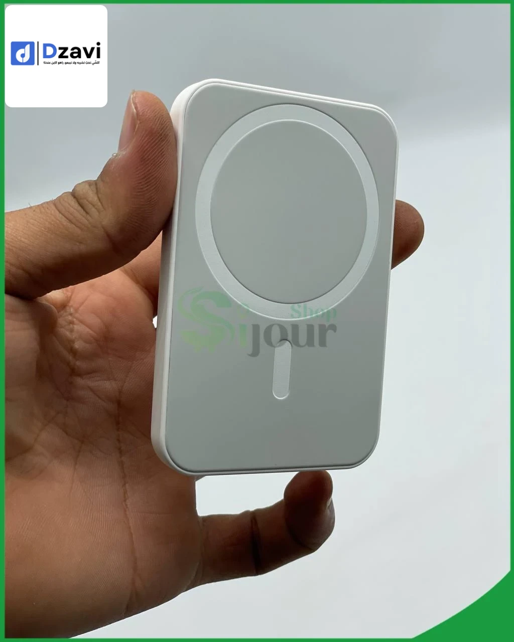 Présentation Fixez votre Batterie externe MagSafe en un clin d’œil. Son design compact et intuitif facilite la recharge lors de vos déplacements. Ses aimants parfaitement alignés la maintiennent en place sur votre iPhone 12, iPhone 12 Pro, iPhone 13 ou iP