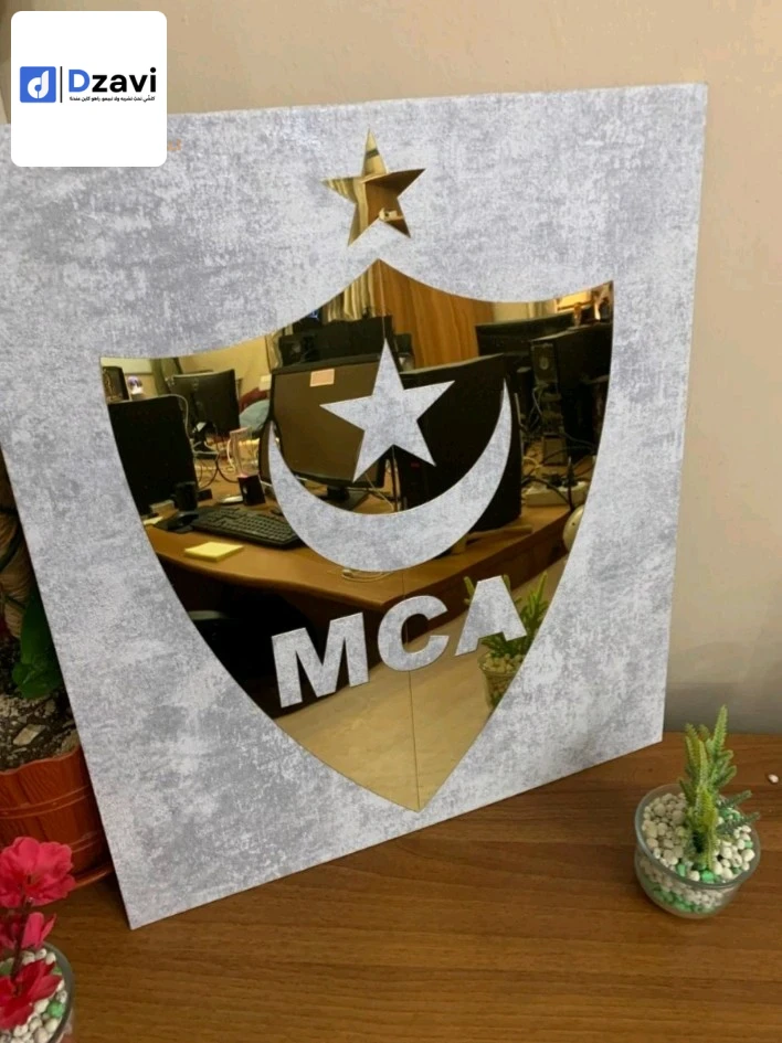 * تصميم أنيق ورياضي: يجمع بين اللمسة الفاخرة والطابع الرياضي. * مادة متينة: مصنوع من الأكريليك القوي والسهل التنظيف. * شكل مخصص: يمكن تخصيصه بشعار أو رمز لفريقك المفضل. * استخدامات متعددة: لإطارات الصور، الشهادات، أو كهدية. * مناسب لمختلف الأماكن: المنزل،