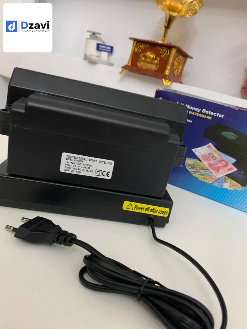 Alimentation : 220 V 50~60 Hz m110 V 50~60 Hz Consommation électrique : < 10 W Taille : 190 x 130 x 140 mm Il dispose de 2 types de lumières : la lumière UV, la lumière blanche et pour vérifier tout type de documents et de notes. Ayant un tube UV de marqu
