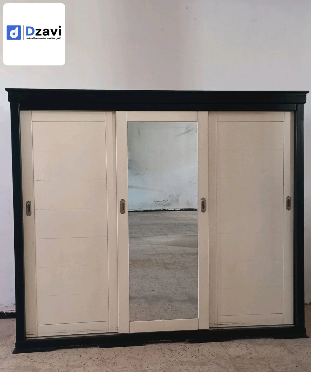 * تصميم أنيق ورياضي: يجمع بين اللمسة الفاخرة والطابع الرياضي. * مادة متينة: مصنوع من الأكريليك القوي والسهل التنظيف. * شكل مخصص: يمكن تخصيصه بشعار أو رمز لفريقك المفضل. * استخدامات متعددة: لإطارات الصور، الشهادات، أو كهدية. * مناسب لمختلف الأماكن: المنزل،