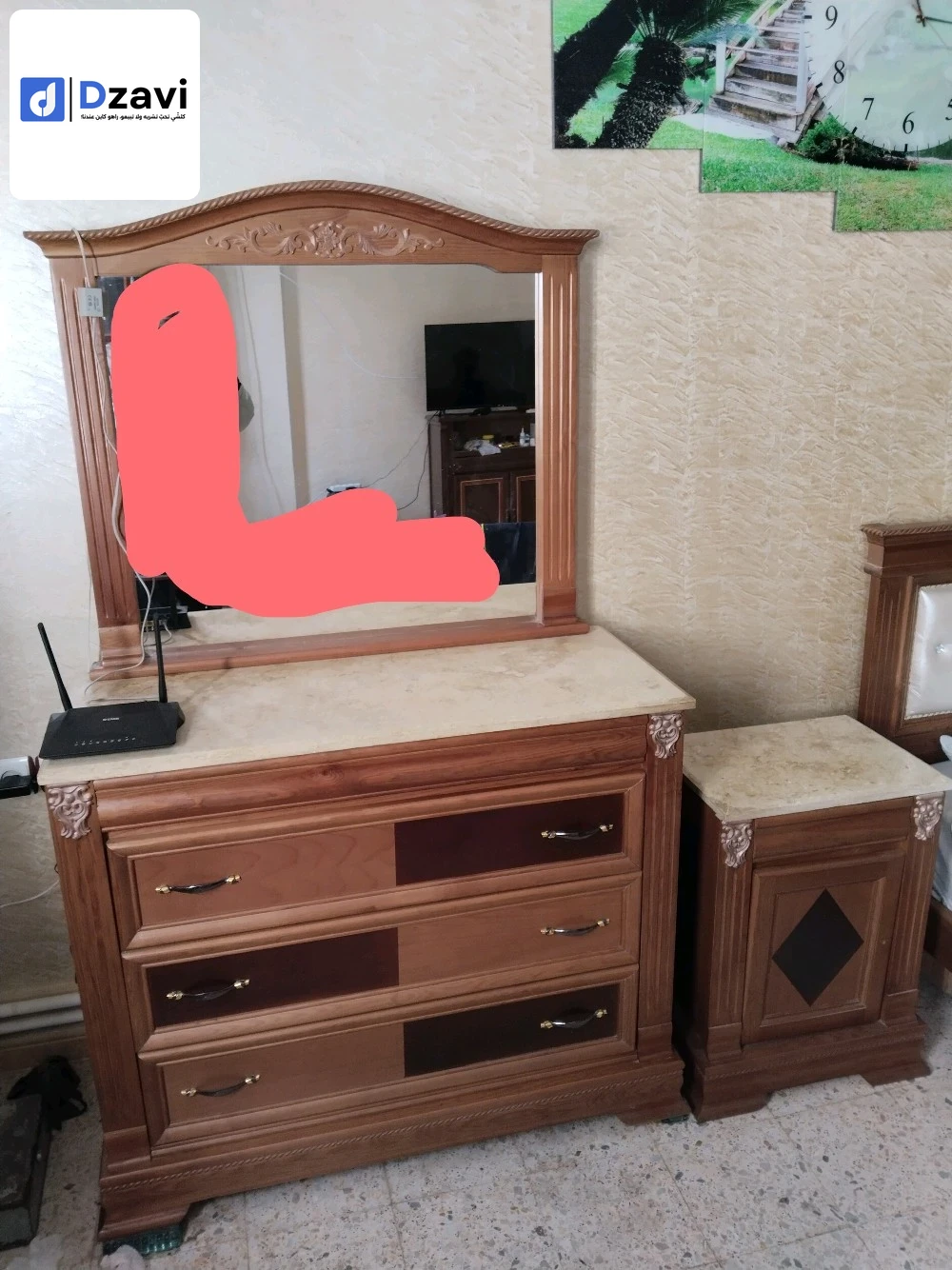 لونها بني غامق و فاتح