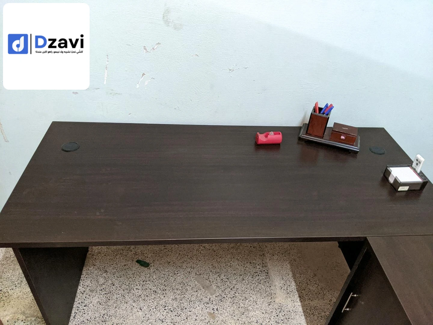 un bureau avec l'armoire en très bon état
