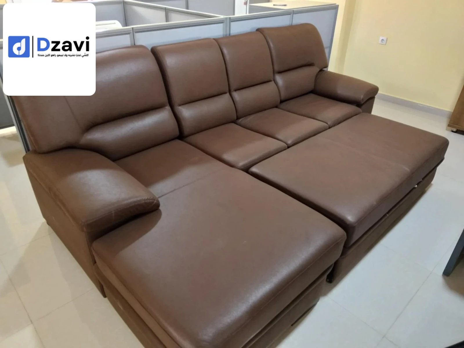 * تصميم أنيق ورياضي: يجمع بين اللمسة الفاخرة والطابع الرياضي. * مادة متينة: مصنوع من الأكريليك القوي والسهل التنظيف. * شكل مخصص: يمكن تخصيصه بشعار أو رمز لفريقك المفضل. * استخدامات متعددة: لإطارات الصور، الشهادات، أو كهدية. * مناسب لمختلف الأماكن: المنزل،