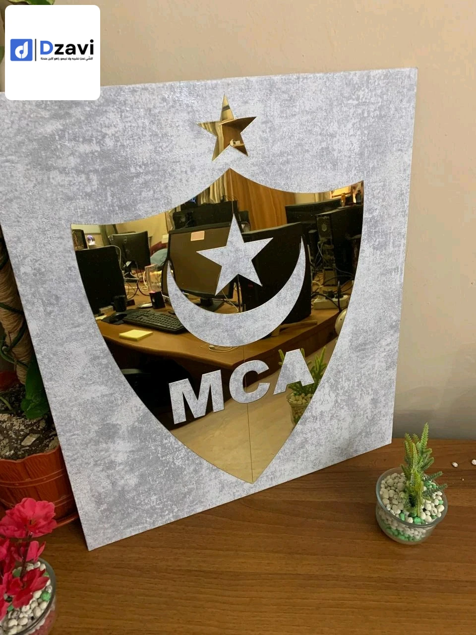 * تصميم أنيق ورياضي: يجمع بين اللمسة الفاخرة والطابع الرياضي. * مادة متينة: مصنوع من الأكريليك القوي والسهل التنظيف. * شكل مخصص: يمكن تخصيصه بشعار أو رمز لفريقك المفضل. * استخدامات متعددة: لإطارات الصور، الشهادات، أو كهدية. * مناسب لمختلف الأماكن: المنزل،