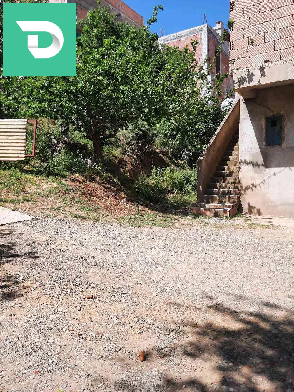 قطعة أرض بها مسكن 