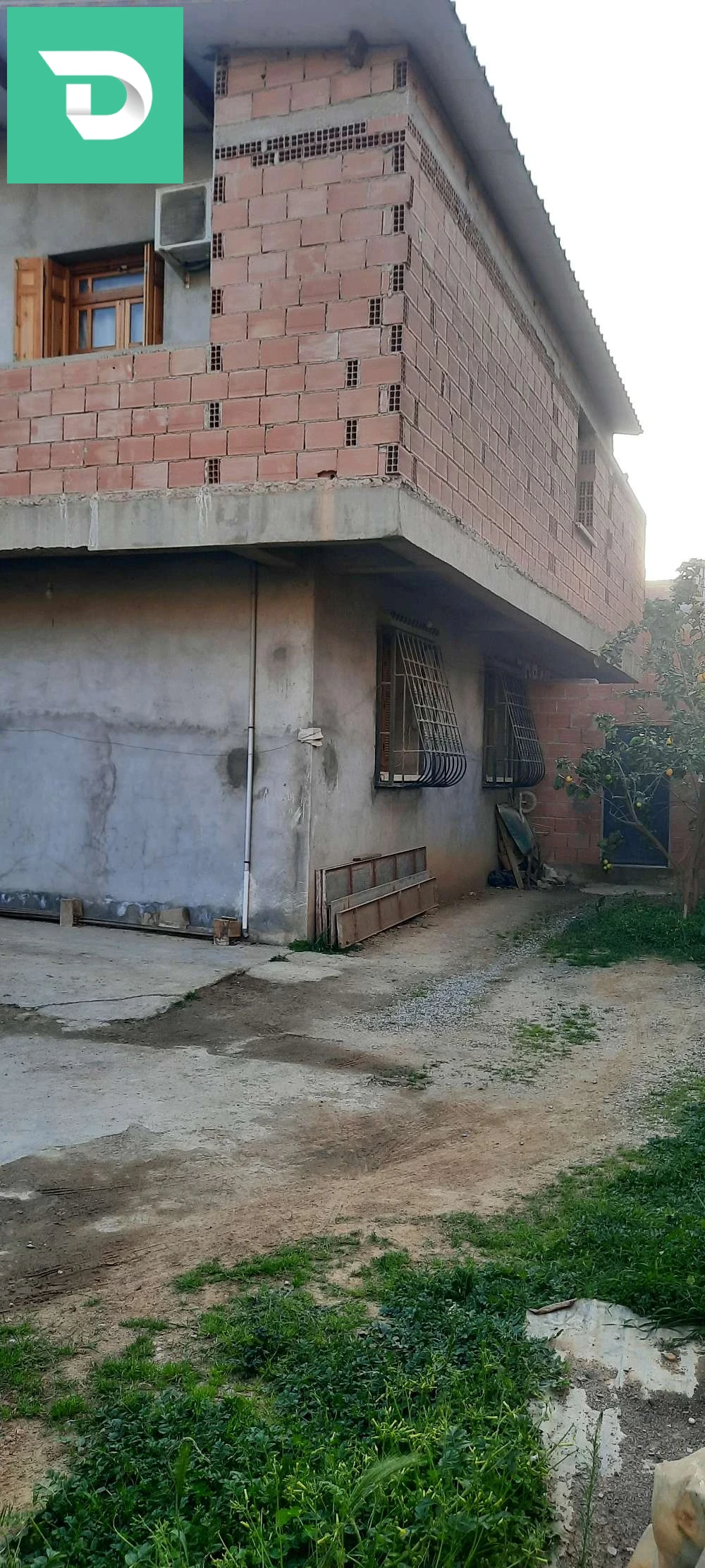 قطعة أرض بها مسكن 