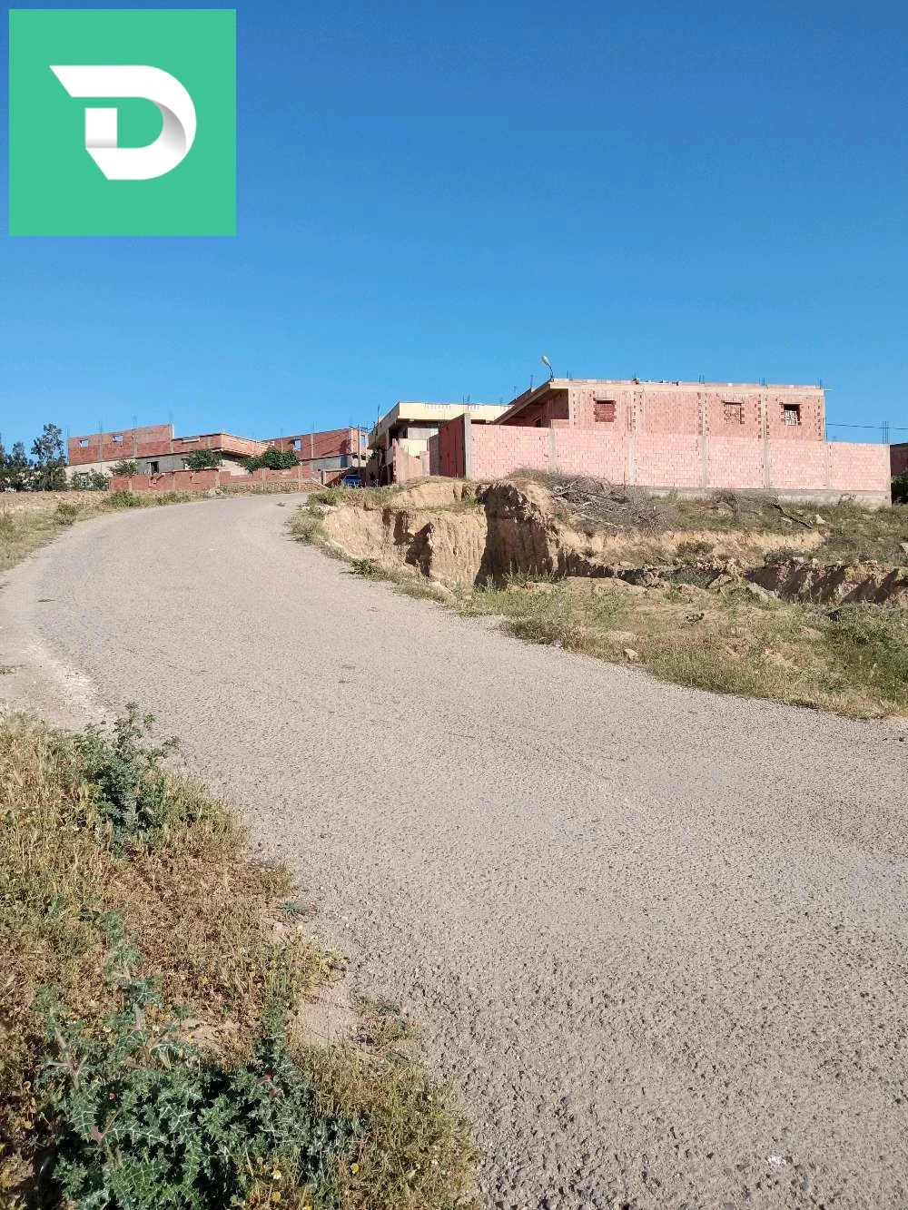 سكن ريفي كبير للبيع مع قطعة ارض جانب طريق الوطني للبناء 