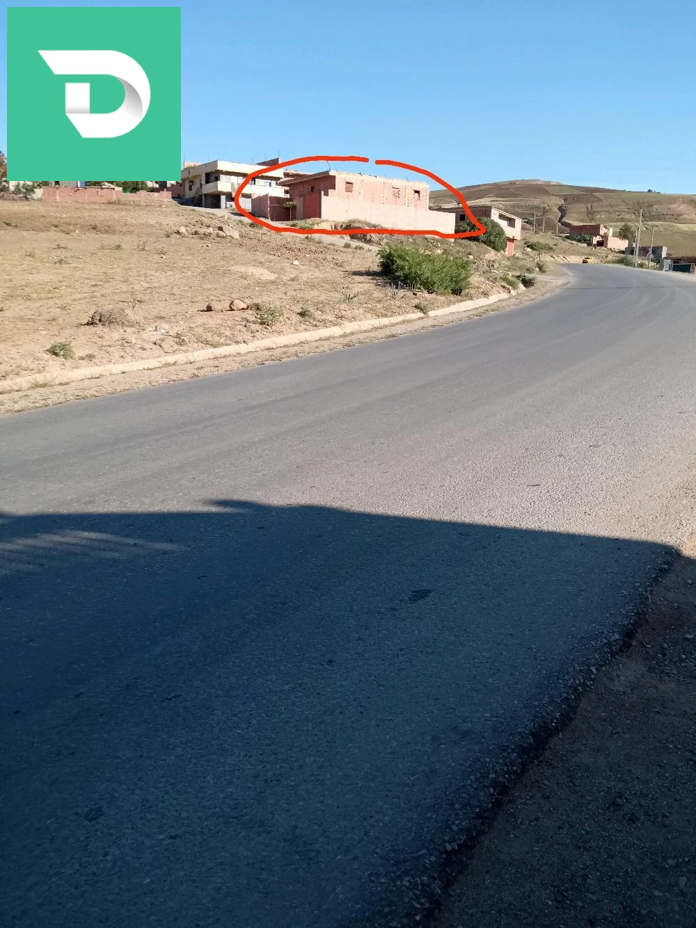 سكن ريفي كبير للبيع مع قطعة ارض جانب طريق الوطني للبناء 