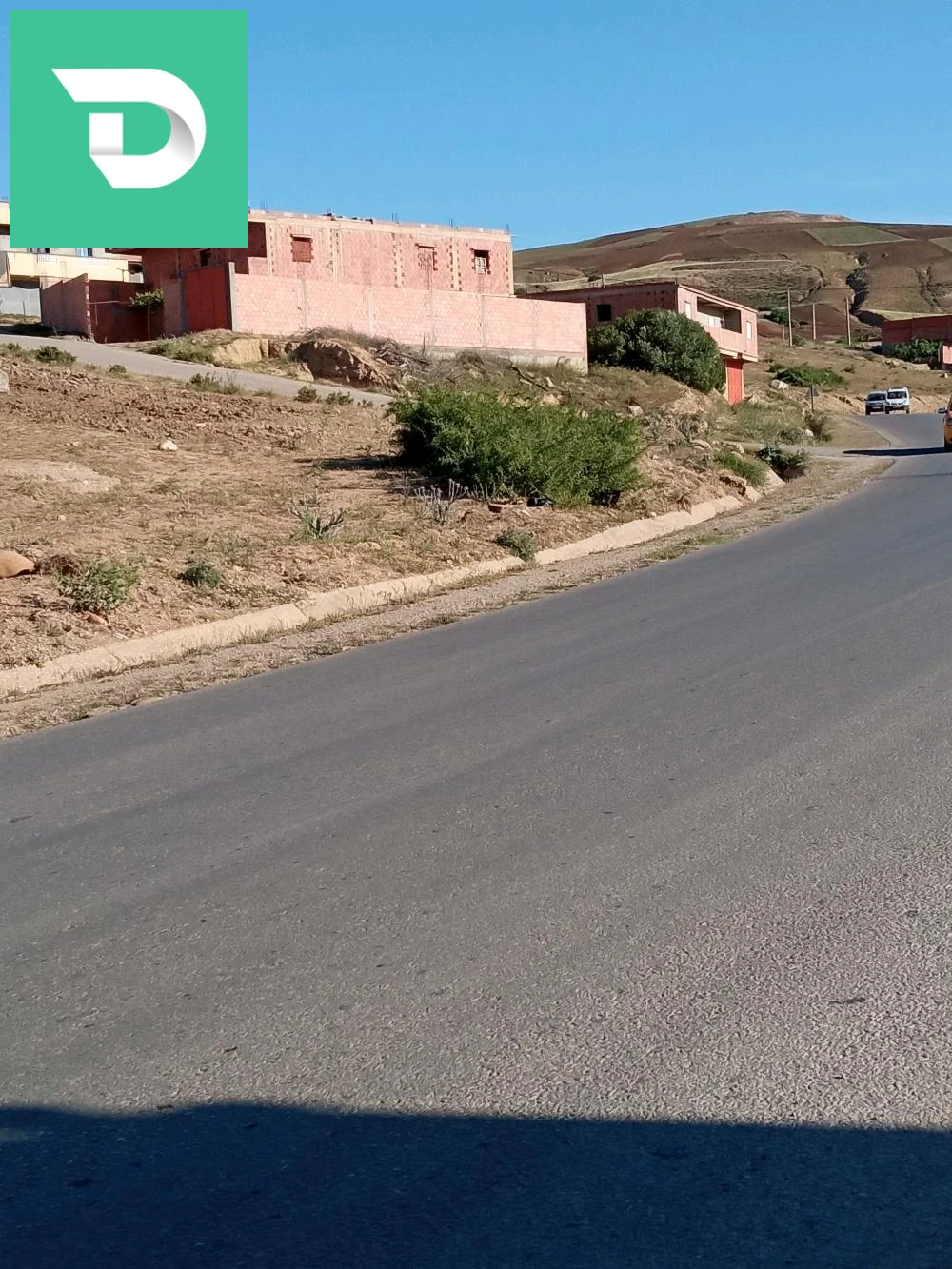 سكن ريفي كبير للبيع مع قطعة ارض جانب طريق الوطني للبناء 