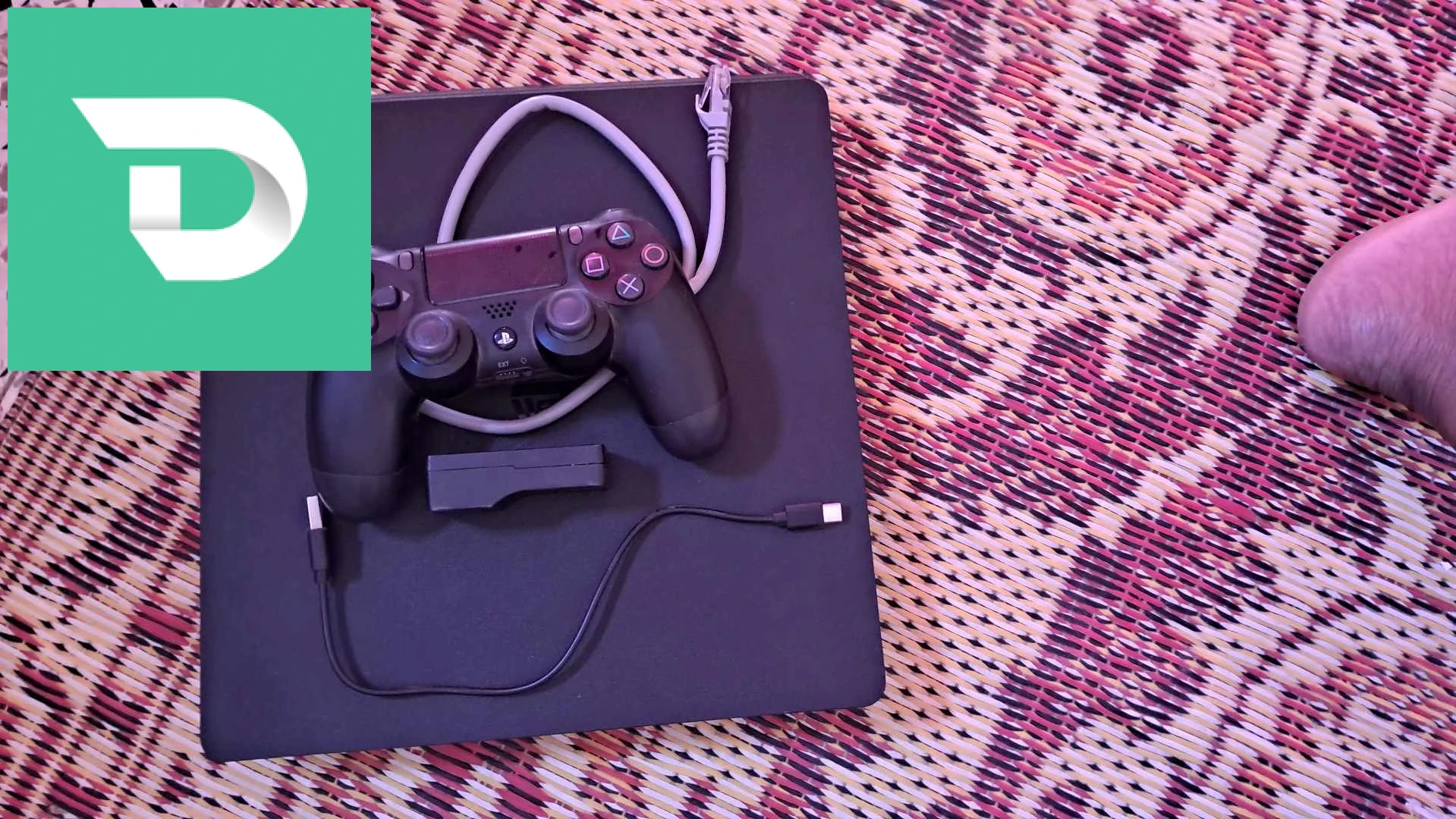 ps4للبيع مفلاشيا وفيها العاب ومعاها مانيطا ودانغل slim 