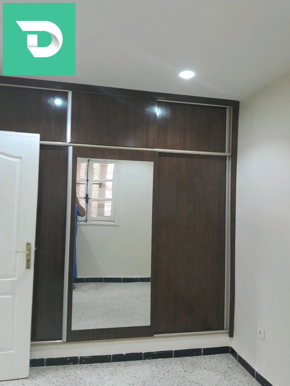 كراء شقة ف 3 طابق 4 تحتوي الشقة على مكيف وسخان ماء , قريبة جدا من المسجد ىالابتدائية والمتوسطة , الحي مغلق وحضيرة سيارات مـأمنة بعامل ليلي محروسة حي هادئ وجميل 