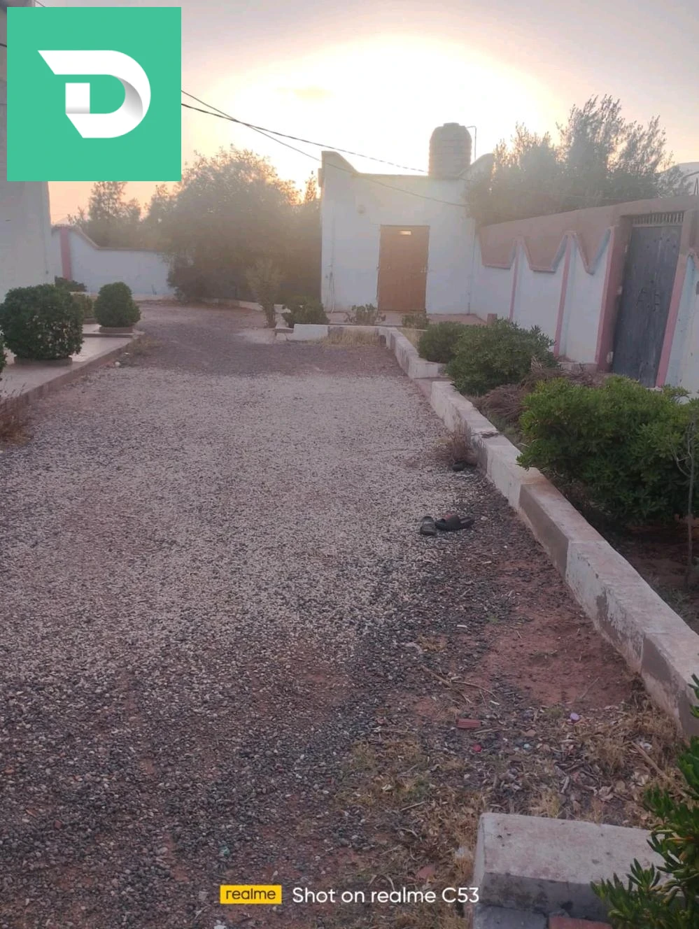 فيلا فخمة و رائعة للبيع ثنين طوابق و ثنين فاساد كل طابق فيه ثلاث غرف جاية في بوفاريك حي بن عيشة لانتعامل مع الوسائط و شكرا 