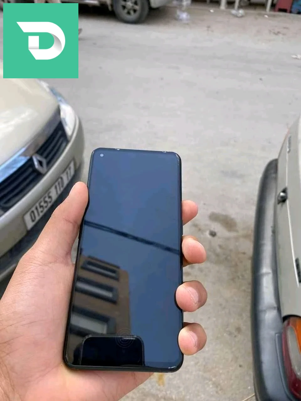يوجد علبة وشارجور معاه raelmi Q5 