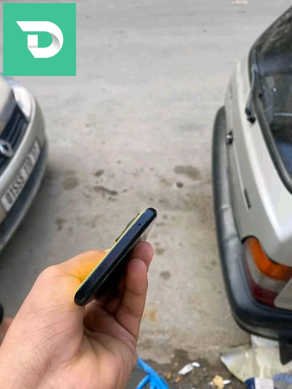 يوجد علبة وشارجور معاه raelmi Q5 