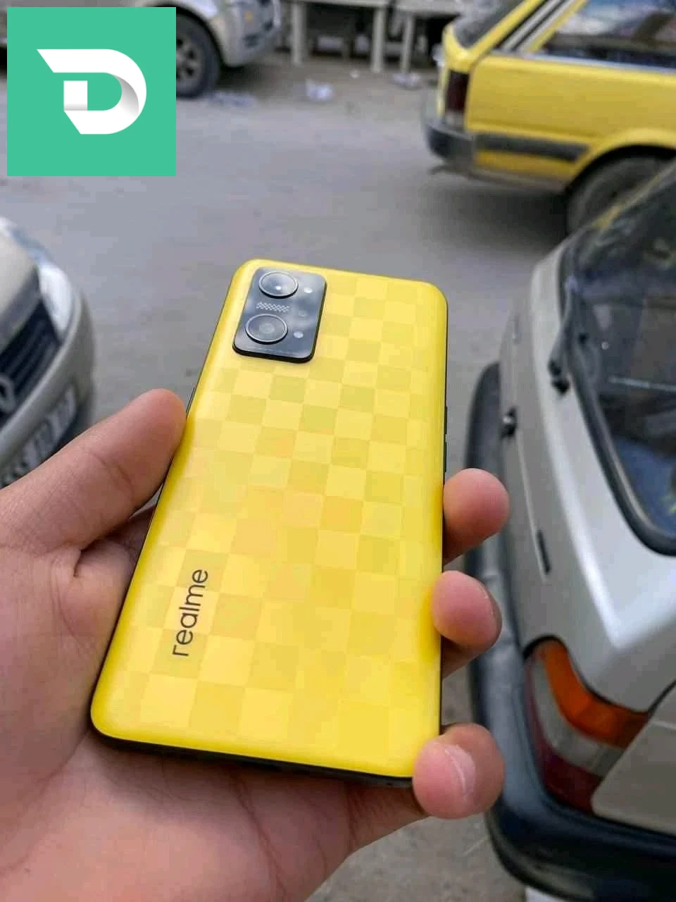 يوجد علبة وشارجور معاه raelmi Q5 