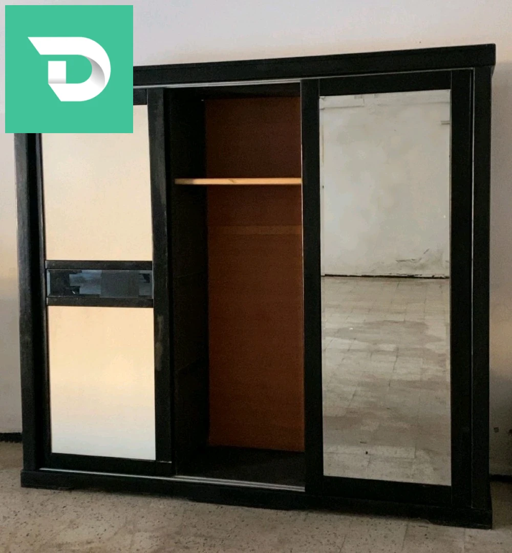 chambre à coucher en Bois rouge complete très solide excellent etat avec sommier 
