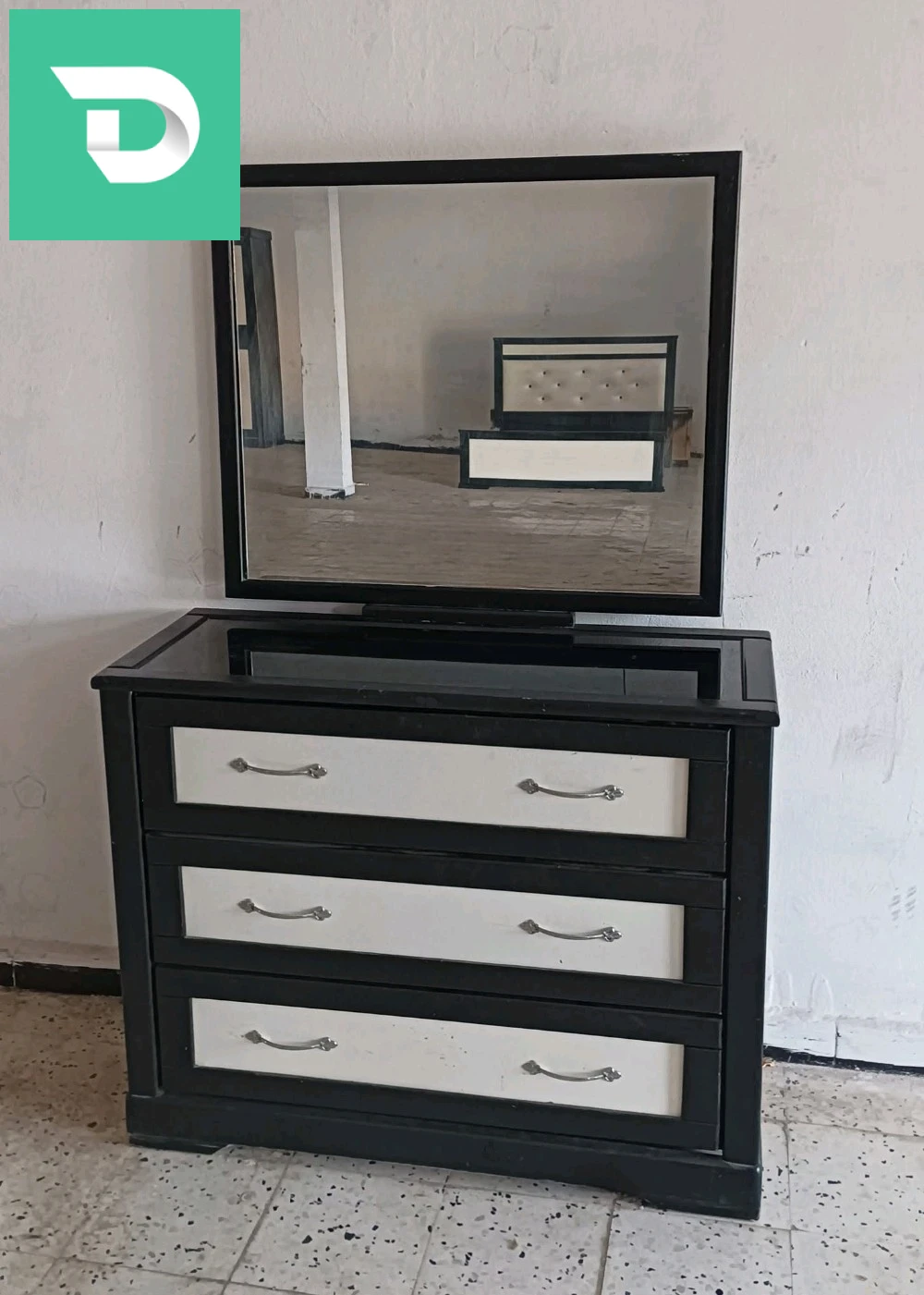 chambre à coucher en Bois rouge complete très solide excellent etat avec sommier 