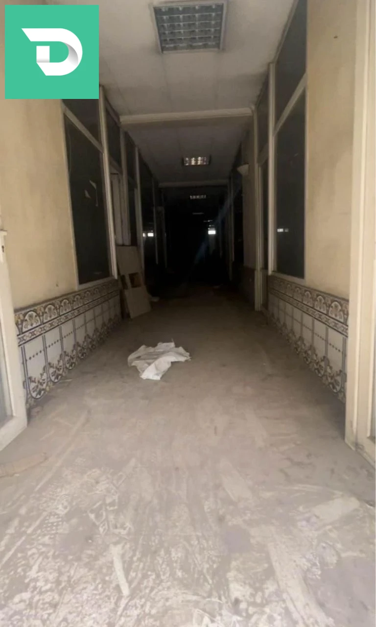 vente 3 niveaux commerciaux de villa scala en face la pompe a essence 