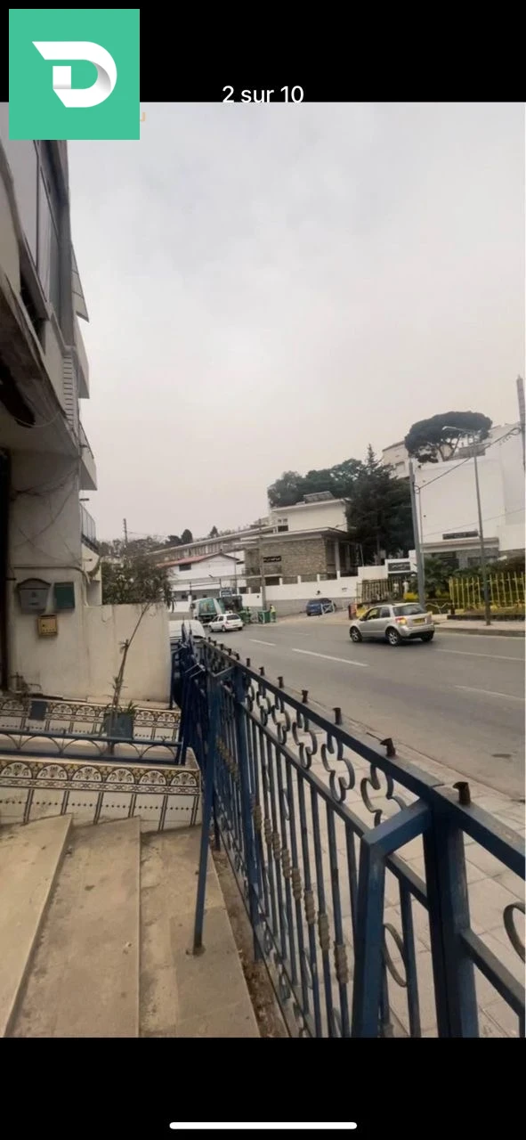 vente 3 niveaux commerciaux de villa scala en face la pompe a essence 