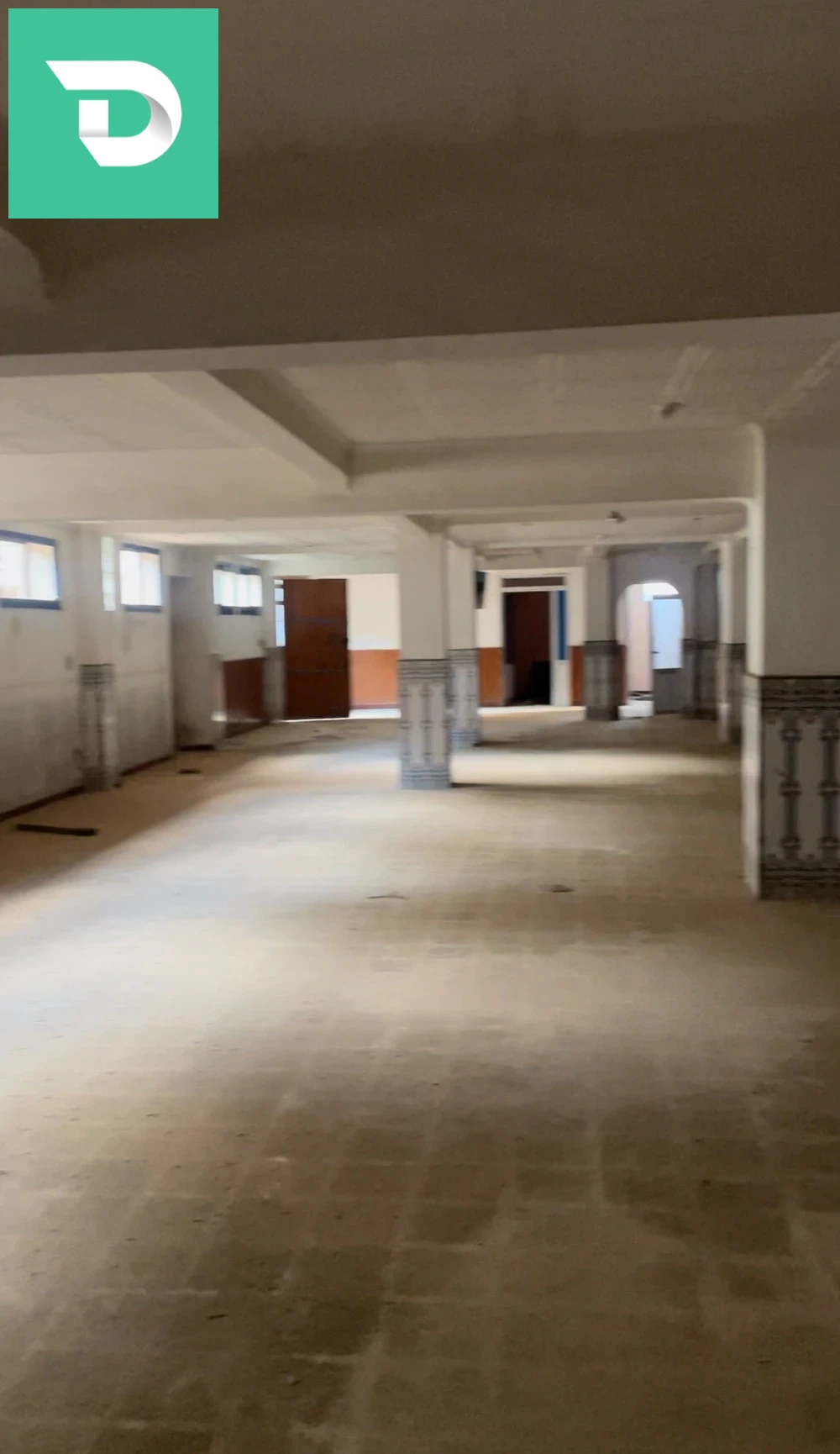 vente 3 niveaux commerciaux de villa scala en face la pompe a essence 