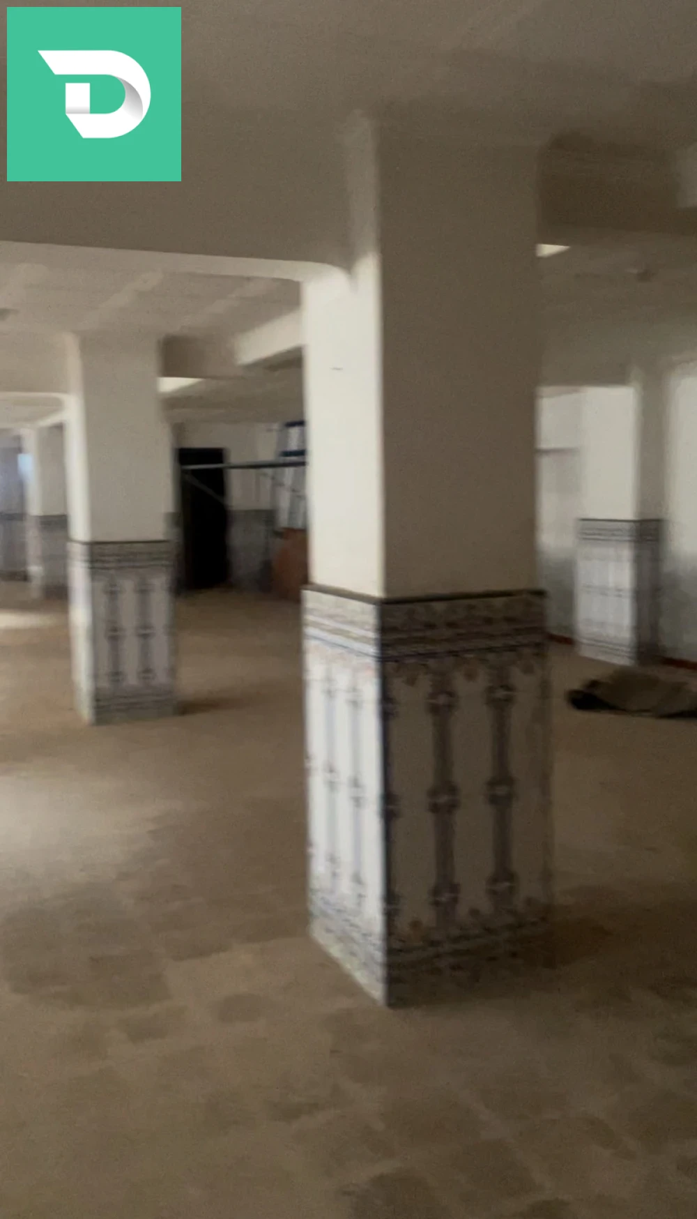vente 3 niveaux commerciaux de villa scala en face la pompe a essence 