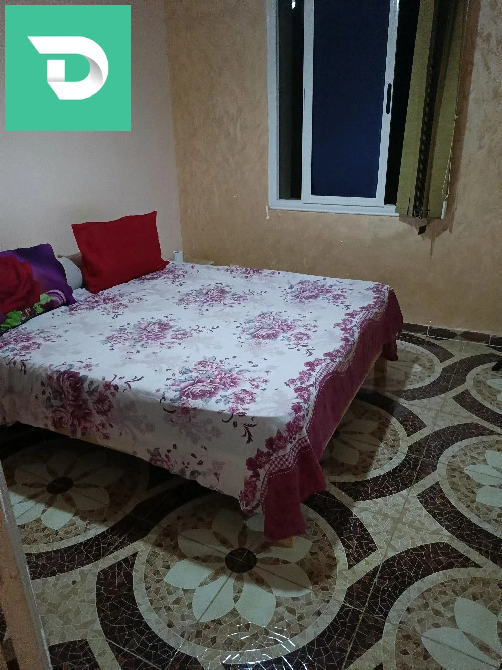 chambre à coucher en Bois rouge complete très solide excellent etat avec sommier 