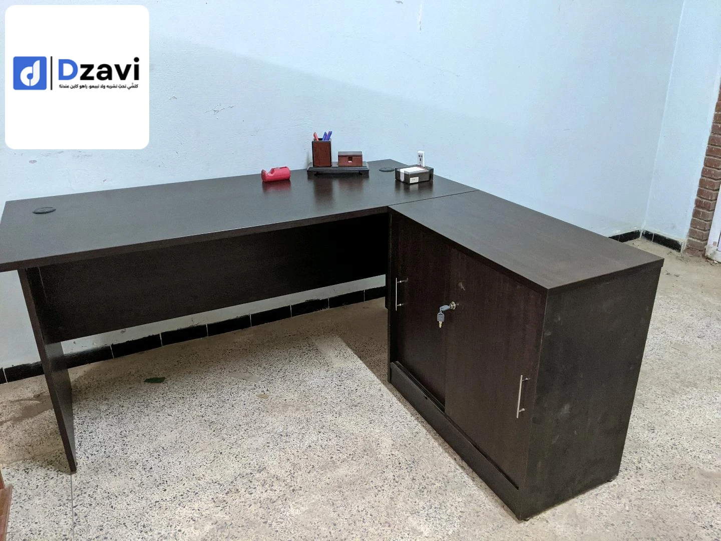 un bureau avec l'armoire en très bon état