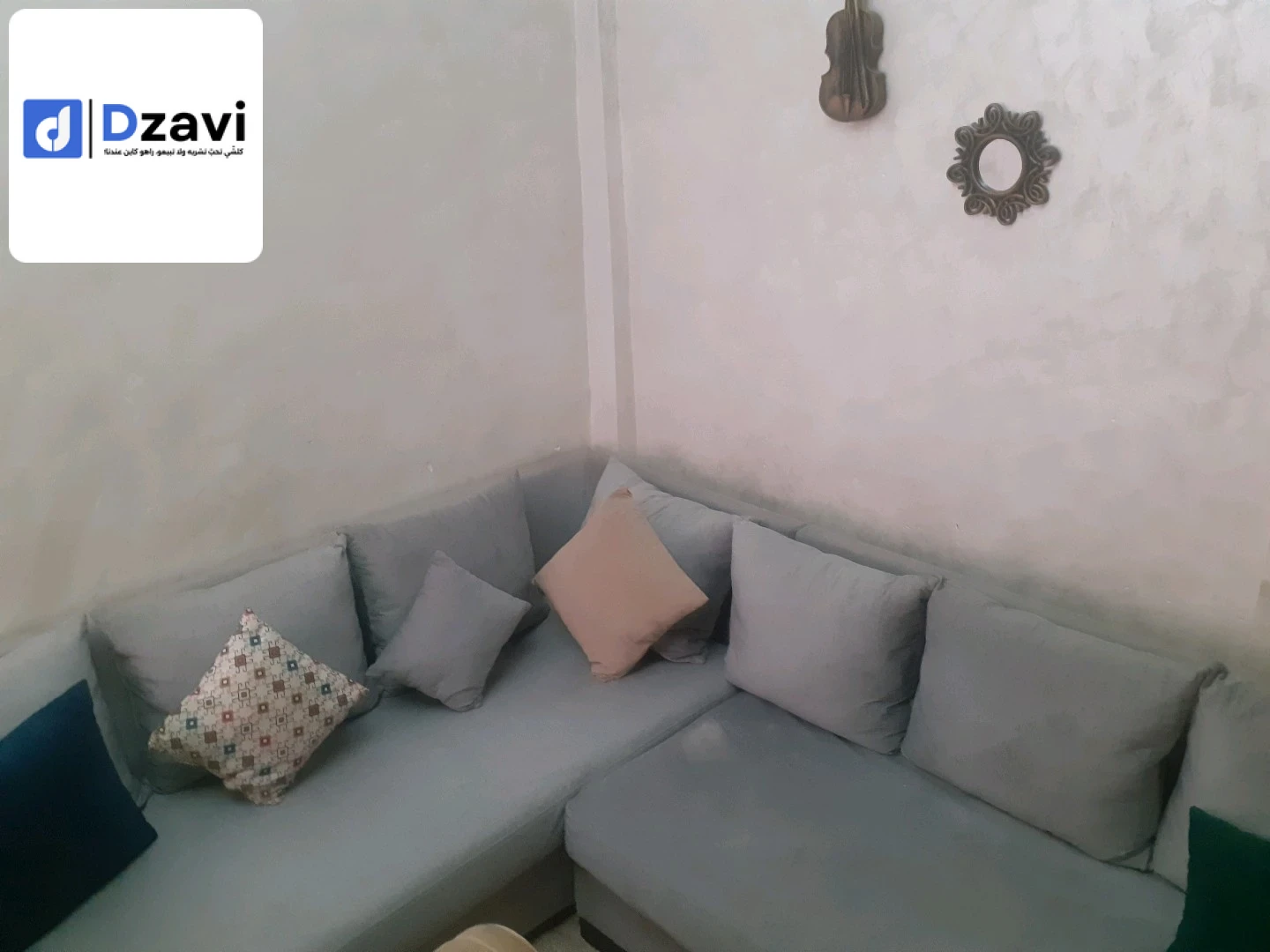 اثاث للضيوف مستعملة لاكنها في حالة جيدة وللاستفسار اتصل على رقم تالي 0657271670