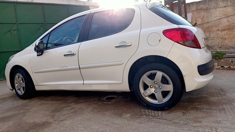 PEUGEOT 207