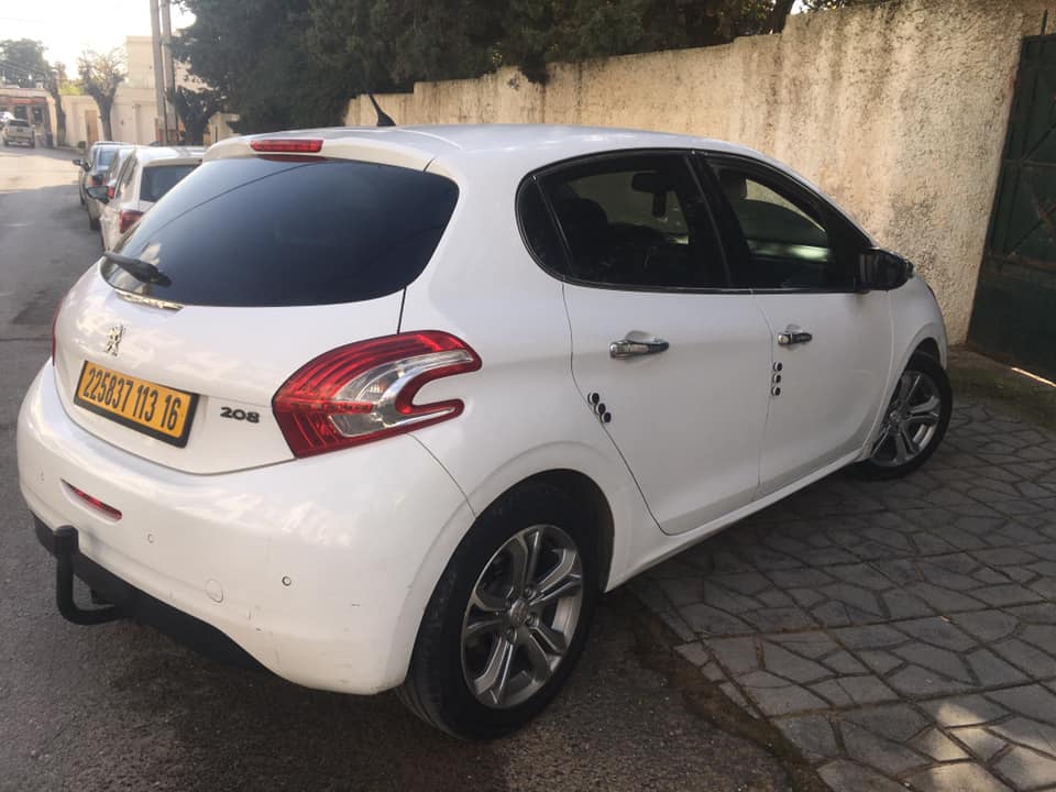PEUGEOT 208