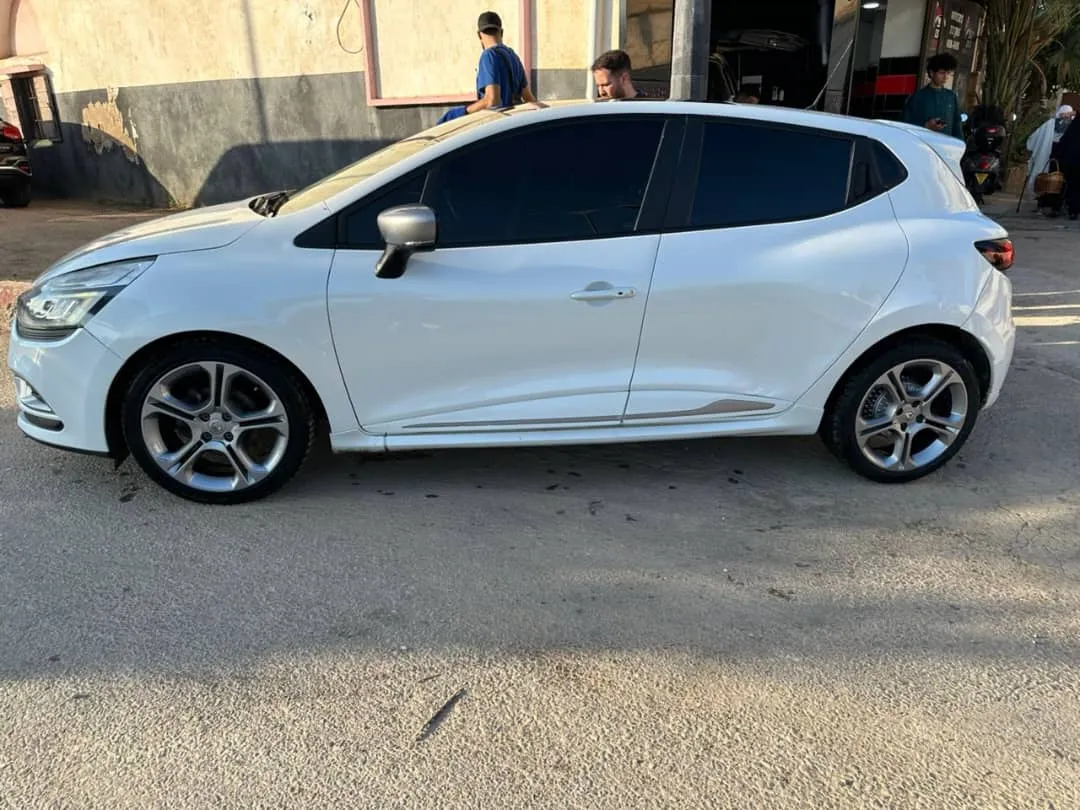 Peugeot 207 2010 5 BATNA 
